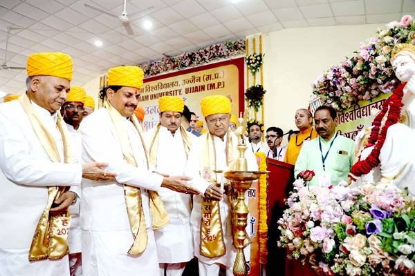 दीक्षांत समारोह वास्तव में सेवा के संकल्प का समारोह है : राज्यपाल पटेल