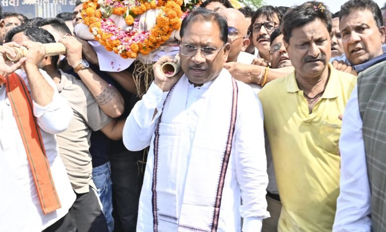 आतंकी हमले में जान गंवाने कारोबारी दिनेश मिरानिया को सीएम ने कंधा देकर दी अंतिम विदाई