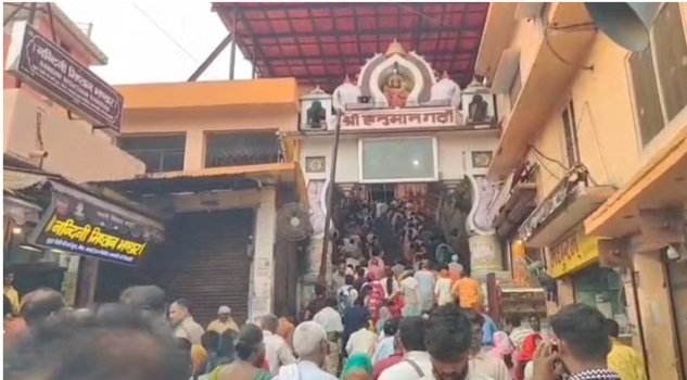 अयोध्या में हनुमान गढ़ी में आराध्य के दर्शन को उमड़े श्रद्धालु अयोध्या में हनुमान गढ़ी में आराध्य के दर्शन को उमड़े श्रद्धालु
