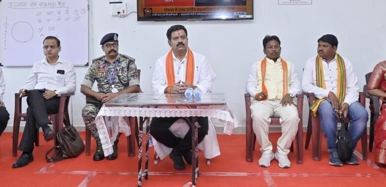 उपमुख्यमंत्री शर्मा ने सुकमा में आत्मसमर्पित नक्सलियों से की चर्चा: राज्य शासन की समस्त योजनाओं के लाभ दिलाने के दिए निर्देश