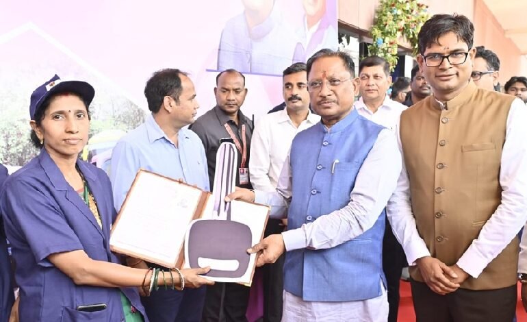 मुख्यमंत्री साय ने नवा रायपुर में ई-ऑटो सेवा का किया शुभारंभ, 40 महिलाओं को मिला रोजगार