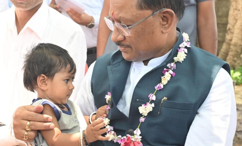 मुख्यमंत्री अचानक पहुंचे सहसपुर, लिया ग्रामीणों से सीधा फीडबैक, उमड़ी भीड़ मुख्यमंत्री अचानक पहुंचे सहसपुर, लिया ग्रामीणों से सीधा फीडबैक, उमड़ी भीड़