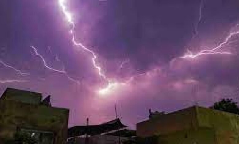 आकाशीय बिजली की चपेट में पति-पत्नी की मौत आकाशीय बिजली की चपेट में पति-पत्नी की मौत