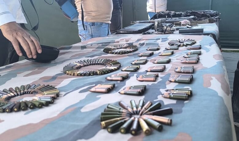 शोपियां मुठभेड़ के बाद भारी मात्रा में हथियार बरामद