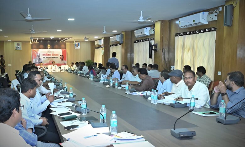 विकसित छत्तीसगढ़ राज्य की परिकल्पना को साकार करने सभी अधिकारी पूरी निष्ठा एवं प्रतिबद्धता के साथ कार्य करें: मुख्यमंत्री