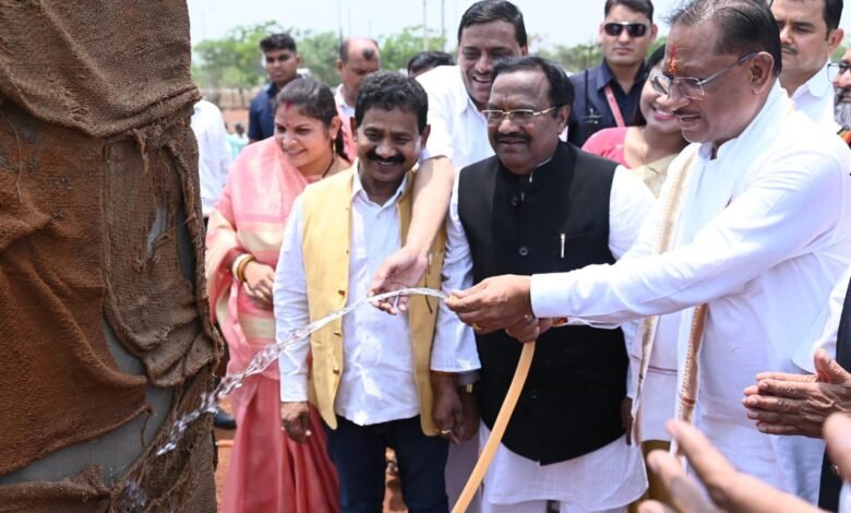 मुख्यमंत्री अचानक पहुंचे अछोटी, निर्माणाधीन महतारी सदन का लिया जायजा, पानी से की तराई