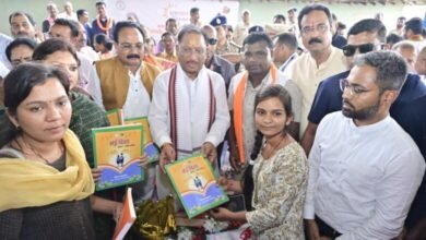 छत्तीसगढ़राज्य कांकेर के मांदरी में उतरा मुख्यमंत्री का उड़नखटोला, ग्रामीणों से किया संवाद