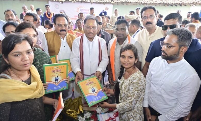 छत्तीसगढ़राज्य कांकेर के मांदरी में उतरा मुख्यमंत्री का उड़नखटोला, ग्रामीणों से किया संवाद