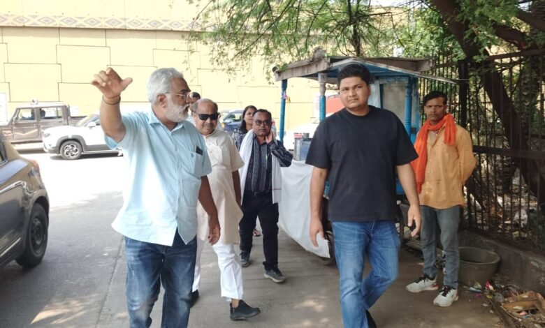 विधायक और कमिश्नर निकले नाला की सफाई देखने, दिए निर्देश विधायक और कमिश्नर निकले नाला की सफाई देखने, दिए निर्देश