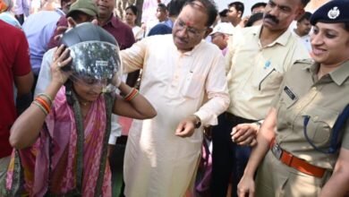 मुख्यमंत्री साय ने चौपाल में अपने हाथों से युवाओं को पहनाया हेलमेट मुख्यमंत्री साय ने चौपाल में अपने हाथों से युवाओं को पहनाया हेलमेट