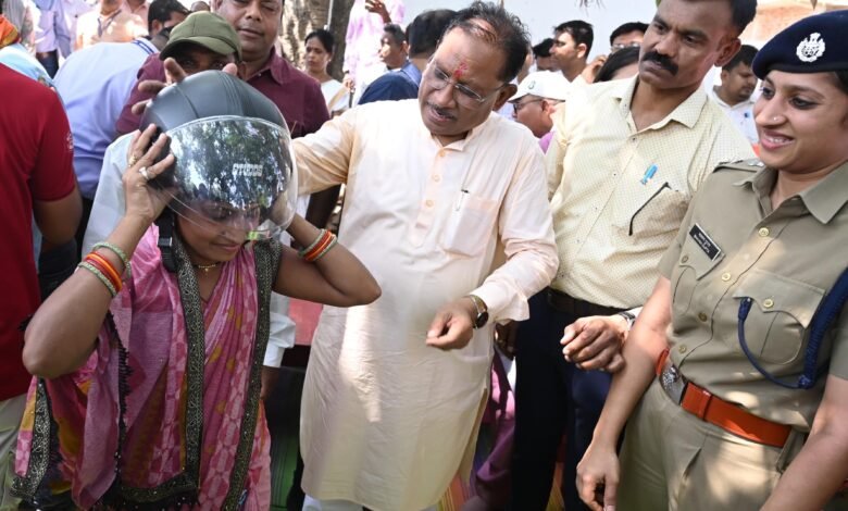 मुख्यमंत्री साय ने चौपाल में अपने हाथों से युवाओं को पहनाया हेलमेट