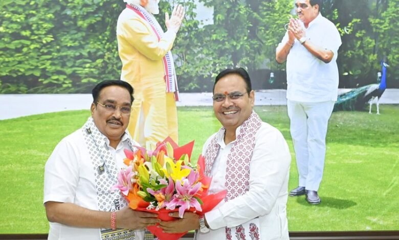 Jaipur. Chief Minister Bhajan Lal Sharma paid a courtesy visit to Union Jal Shakti Minister C.R. Patil at his residence in New Delhi.