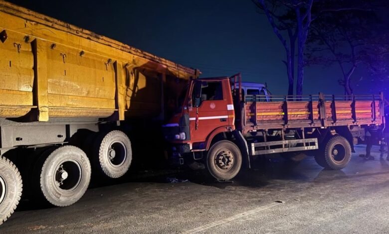 माजदा और ट्रेलर आपस में टकराई, 13 लोगों की मौत