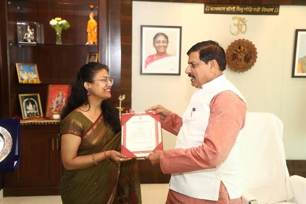 मुख्यमंत्री डॉ. यादव ने शीला दाहिमा को मुख्यमंत्री उत्कृष्टता पुरस्कार से किया सम्मानित
