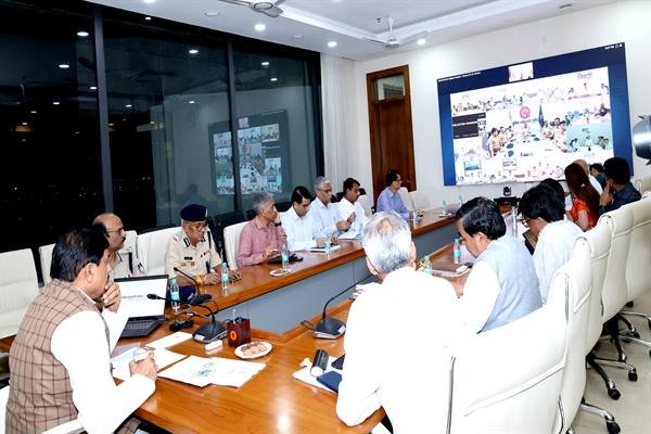 अधिकारी अलर्ट मोड पर रहें, नागरिक सेवाओं को करें सुनिश्चित : मुख्यमंत्री डॉ. यादव