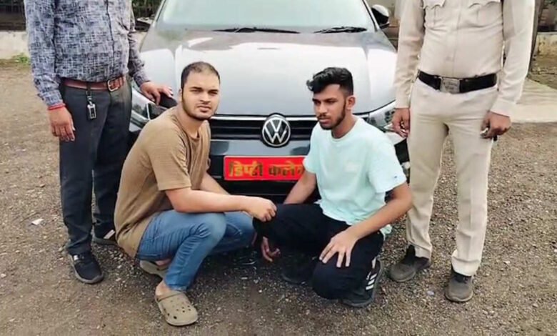 युवती से अवैध वसूली के प्रयास, दो युवक गिरफ्तार