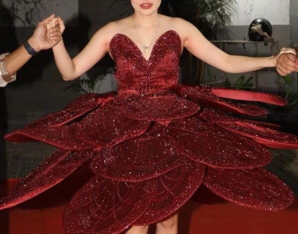 उर्फी जावेद का ये नया ड्रेस ट्रेंड में, पैपराजी को दिया एक अलग पोज