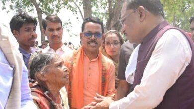 सुशासन तिहार : सीएम साय का हेलिकॉप्टर कोरबा के मदनपुर में उतरा, मुखिया को देखने उमड़ी भीड़