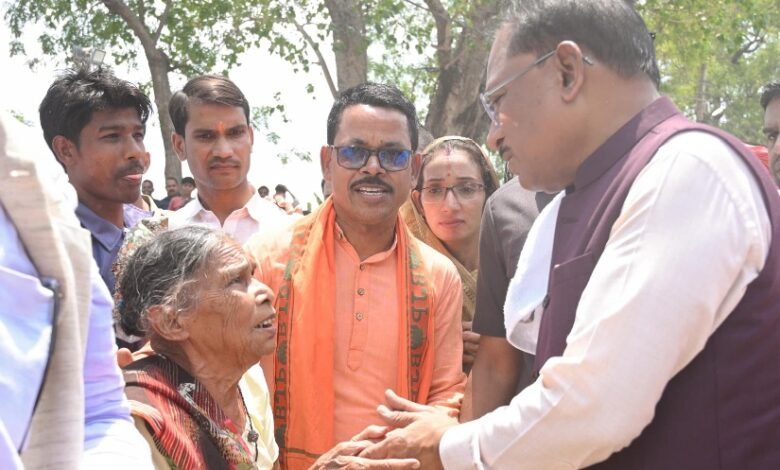 सुशासन तिहार : सीएम साय का हेलिकॉप्टर कोरबा के मदनपुर में उतरा, मुखिया को देखने उमड़ी भीड़ सुशासन तिहार : सीएम साय का हेलिकॉप्टर कोरबा के मदनपुर में उतरा, मुखिया को देखने उमड़ी भीड़