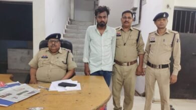 पत्नी की गला दबाकर हत्या करने वाला आरोपी पति पुलिस की गिरफ्त में पत्नी की गला दबाकर हत्या करने वाला आरोपी पति पुलिस की गिरफ्त में