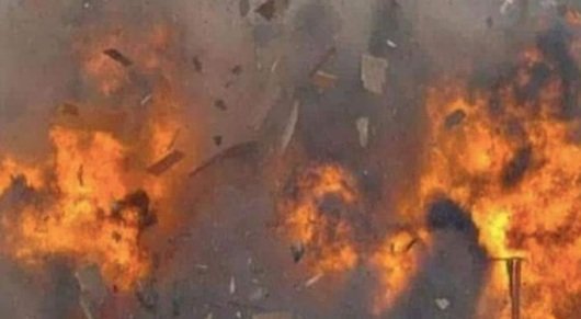 पटाखा फैक्टरी में अचानक धमाका, बिल्डिंग और टीनशेड ध्वस्त, चार से ज्यादा लोगों की मौत