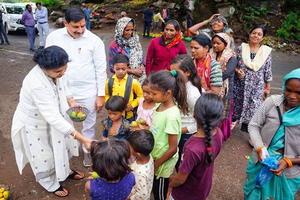 जब मुख्यमंत्री डॉ. यादव ने बारिआम गांव की महिलाओं से खरीदे आम…