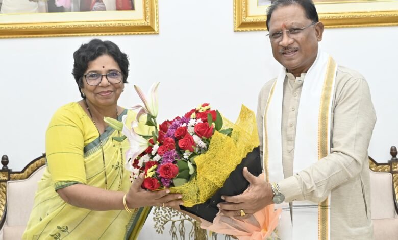 मुख्यमंत्री श्री विष्णु देव साय से राष्ट्रीय महिला आयोग की अध्यक्ष ने की सौजन्य मुलाकात