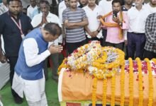 मुख्यमंत्री श्री विष्णु देव साय ने शहीद एएसपी श्री आकाश राव गिरपुंजे के निवास पहुंचकर दी श्रद्धांजलि मुख्यमंत्री श्री विष्णु देव साय ने शहीद एएसपी श्री आकाश राव गिरपुंजे के निवास पहुंचकर दी श्रद्धांजलि