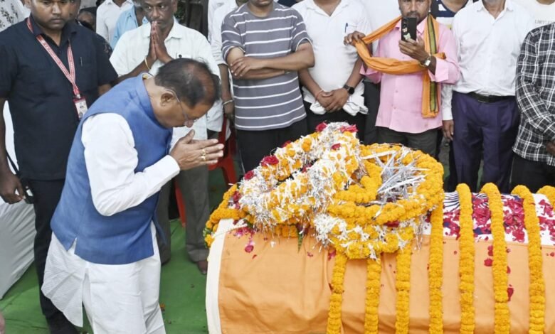 मुख्यमंत्री श्री विष्णु देव साय ने शहीद एएसपी श्री आकाश राव गिरपुंजे के निवास पहुंचकर दी श्रद्धांजलि मुख्यमंत्री श्री विष्णु देव साय ने शहीद एएसपी श्री आकाश राव गिरपुंजे के निवास पहुंचकर दी श्रद्धांजलि