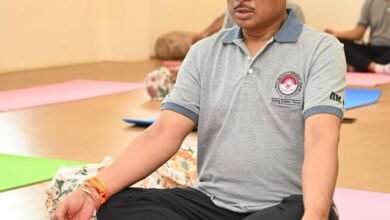 मंत्रिमंडल के सदस्यों के साथ विभिन्न आसनों का किया अभ्यास मंत्रिमंडल के सदस्यों के साथ विभिन्न आसनों का किया अभ्यास