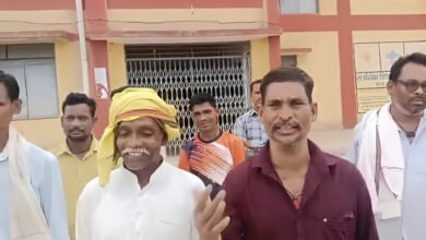 वर्षों बाद  युक्तियुक्तकरण से  मिले गणित और  विज्ञान के  व्याख्याता अभिभावकों ने जाहिर की खुशी