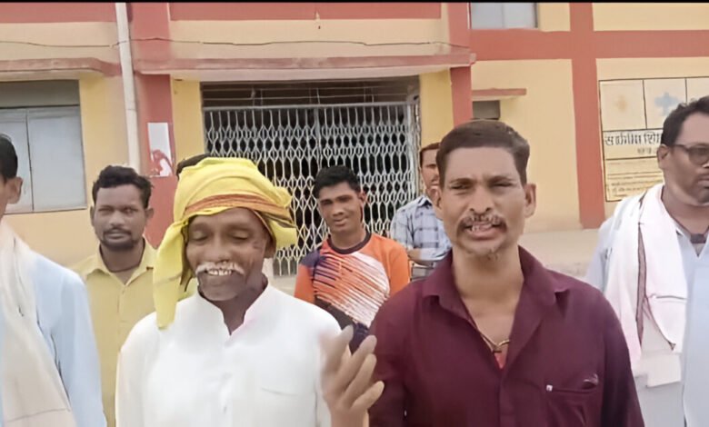 वर्षों बाद  युक्तियुक्तकरण से  मिले गणित और  विज्ञान के  व्याख्याता अभिभावकों ने जाहिर की खुशी