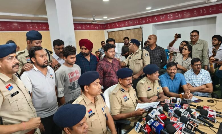 क्लाईंट की हत्या की घटना को अंजाम देने वाले वकील व उसकी पत्नि सहित कुल 04 गिरफ्तार क्लाईंट की हत्या की घटना को अंजाम देने वाले वकील व उसकी पत्नि सहित कुल 04 गिरफ्तार