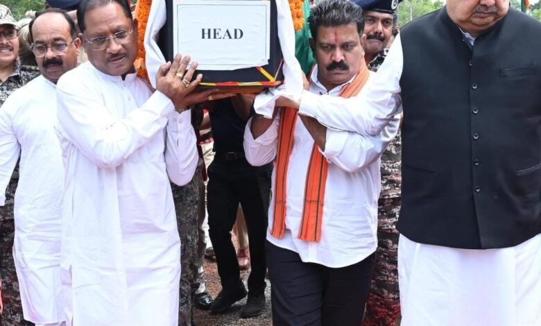 सीएम ने शहीद एएसपी आकाश राव को दी श्रद्धांजलि, पार्थिव शरीर को कंधा देकर दी अंतिम विदाई