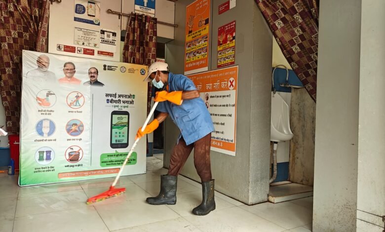 सफाई अपनाओ बीमारी भगाओ कार्यक्रम: महादेवघाट सुलभ की सफाई, स्वच्छता का सन्देश सफाई अपनाओ बीमारी भगाओ कार्यक्रम: महादेवघाट सुलभ की सफाई, स्वच्छता का सन्देश