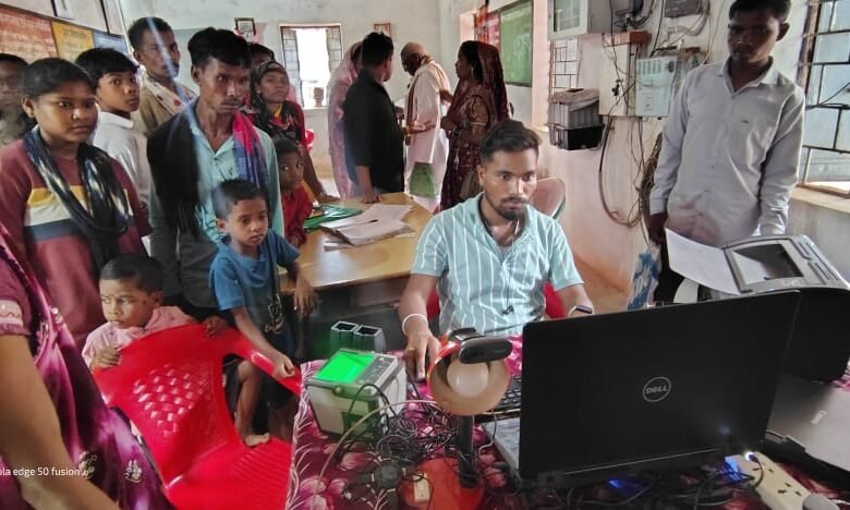 धरती आबा ग्राम उत्कर्ष अभियान बनी जनजातीय सशक्तिकरण की मिसाल, 2340 नागरिकों को मिला आधार समाधान