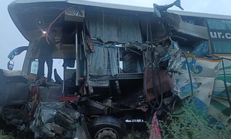 अभनपुर में बड़ा हादसा : जगदलपुर से रायपुर जा रही बस की भिड़ंत, 3 लोगों की मौत अभनपुर में बड़ा हादसा : जगदलपुर से रायपुर जा रही बस की भिड़ंत, 3 लोगों की मौत