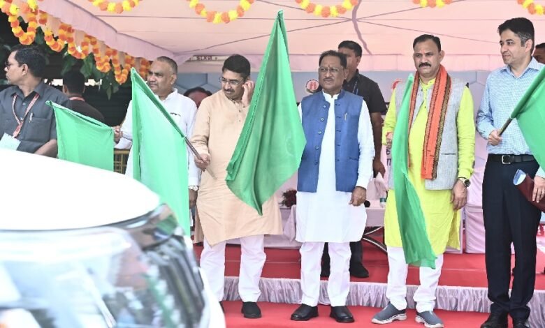 मुख्यमंत्री ने मैदानी स्वास्थ्य अमले के लिए 151 नए वाहनों को दिखाई हरी झंडी