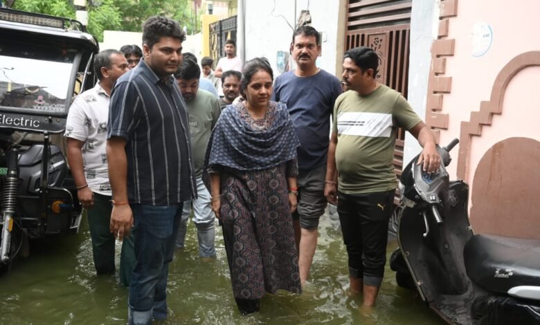 भारी बारिश के हालात का जायजा लेने निकले    महापौर और आयुक्त, घरों में जलभराव की समस्या काराया दूर
