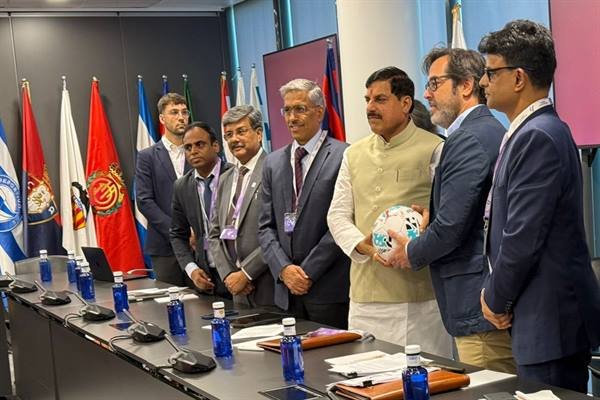 MP में पीपीपी मोड पर फुटबाल एक्सीलेंस सेंटर और स्पेनिश कोचिंग आधारित प्रारंभ होंगे यूथ ट्रेनिंग प्रोग्राम : CM