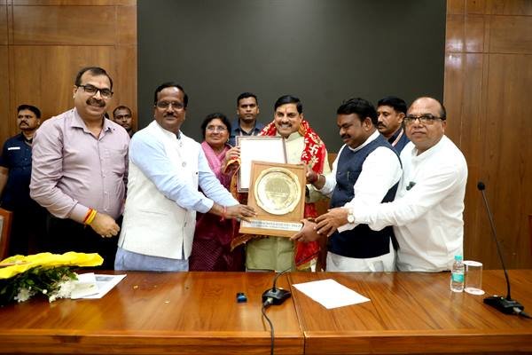 बदलते दौर का उज्जैन विश्व में छोड़ेगा अनूठी छाप, मुख्यमंत्री को सौंपी गई स्वच्छता अवार्ड की ट्राफी