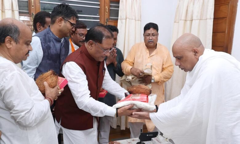 मुख्यमंत्री श्री विष्णु देव साय गुरु पूर्णिमा के अवसर पर रायगढ़ जिले के ग्राम बनोरा स्थित अघोर गुरुपीठ में गुरु दर्शन के लिए पहुंचे