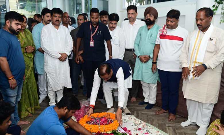 मुख्यमंत्री श्री विष्णु देव साय ने स्वर्गीय श्री निखिल कश्यप को दी श्रद्धांजलि, शोक संतप्त परिजनों से की मुलाकात मुख्यमंत्री श्री विष्णु देव साय ने स्वर्गीय श्री निखिल कश्यप को दी श्रद्धांजलि, शोक संतप्त परिजनों से की मुलाकात