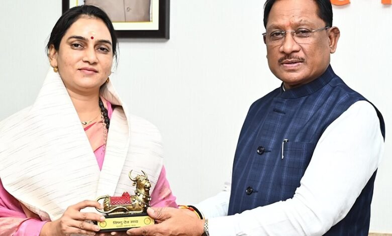 मुख्यमंत्री श्री विष्णु देव साय ने वॉटर वुमन शिप्रा पाठक का किया सम्मान