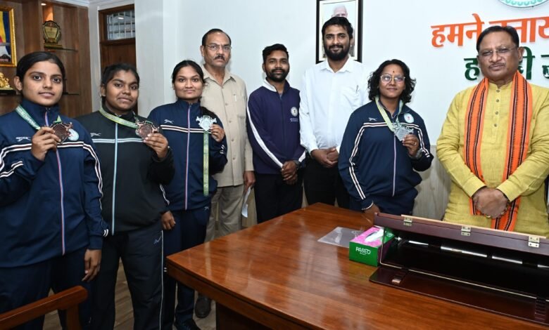 सीएम साय से किक बॉक्सिंग पदक विजेता खिलाड़ियों ने की मुलाकात