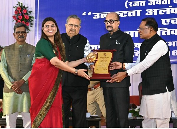 राज्यपाल ने उत्कृष्ट विधायक के रूप में भावना बोहरा और लखेश्वर बघेल को किया सम्मानित