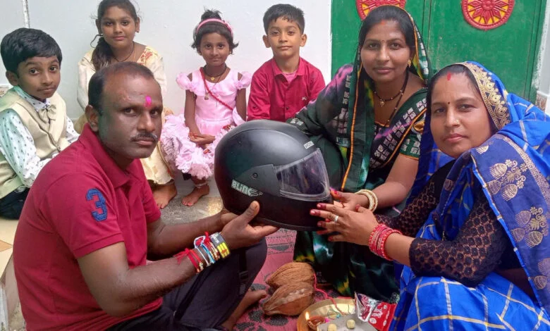 छत्तीसगढ़राज्य दो बहनों ने भाई को दिया सुरक्षा का अनोखा तोहफ़ा, राखी के साथ पहनाया हेलमेट