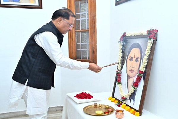 मुख्यमंत्री श्री साय ने छत्तीसगढ़ की प्रथम महिला सांसद और समाज सेविका मिनीमाता की पुण्यतिथि पर किया नमन