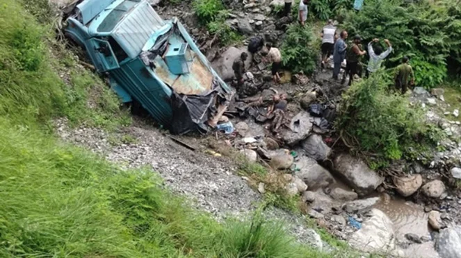 गहरी खाई में गिरी CRPF की बस, 3 जवानों की मौत, 15 घायल