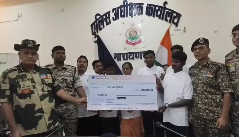 2 महिला समेत 30 लाख के 8 इनामी नक्सलियों ने किया सरेंडर